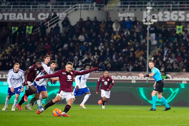 TorinoÕs Nikola Vlasic scoring the 1-1 goal for his team during the Serie A soccer match between Torino Fc and Como at the Stadio Olimpico Grande Torino in Turin, north west Italy - November 24, 2025. - Soccer  Copyright: xFabioxFerrari LaPressex