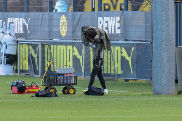 24.11.2025, Fussball, Saison 2025 2026, UCL, Abschlusstraining Borussia Dortmund, Karim Adeyemi (Borussia Dortmund) kommt zu spät zur Ansprache, Dortmund Trainingsgelände BVB NRW Deutschland xRHR-FOTO DEx Copyright: DennisxEwert RHR-FOTOx RHR-FOTO DE