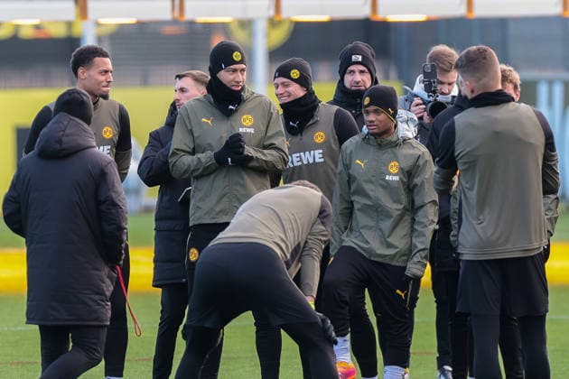 24.11.2025, Fussball, Saison 2025 2026, UCL, Abschlusstraining Borussia Dortmund, v. l. Felix Nmecha (Borussia Dortmund), Jobe Bellingham (Borussia Dortmund), Julian Ryerson (Borussia Dortmund), Julien Duranville (Borussia Dortmund), Dortmund Trainingsgelände BVB NRW Deutschland xRHR-FOTO DEx Copyright: DennisxEwert RHR-FOTOx RHR-FOTO DE