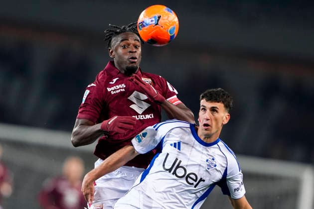 TorinoÕs Duv‡n Zapata jump for the ball with ComoÕs Jacobo Ramon during the Serie A soccer match between Torino Fc and Como at the Stadio Olimpico Grande Torino in Turin, north west Italy - November 24, 2025. - Soccer  Copyright: xFabioxFerrari LaPressex