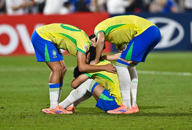 Portugal v Brazil : Semi-final- FIFA U-17 World Cup Qatar 2025 Players of Brazil stand dejected following defeat in the penalty shootout during the FIFA U-17 World Cup Qatar 2025 Semi-final match between Portugal and Brazil in Doha, Qatar, on November 24, 2025. DOHA Qatar Copyright: xNOUSHADxTHEKKAYILx