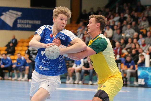 24.11.2025 Handball Herren 2025 2026 2. Bundesliga 12. Spieltag Dessau-Roßlauer HV 06 - VfL Eintracht Hagen Anhalt Arena Dessau Julius Drachau (DRHV, blau) wird von Niclas Pieczkowski (Hagen, gelb) angegriffen. Dessau-Roßlau Sachsen-Anhalt Deutschland