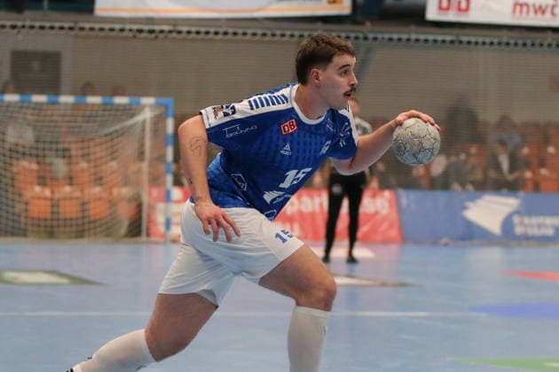 24.11.2025 Handball Herren 2025 2026 2. Bundesliga 12. Spieltag Dessau-Roßlauer HV 06 - VfL Eintracht Hagen Anhalt Arena Dessau Marcel Nowak (DRHV, blau) am Ball. Dessau-Roßlau Sachsen-Anhalt Deutschland