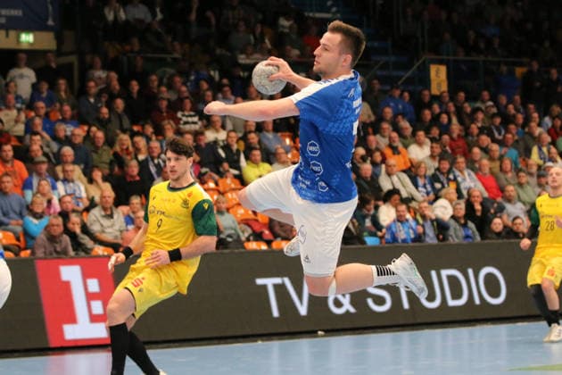24.11.2025 Handball Herren 2025 2026 2. Bundesliga 12. Spieltag Dessau-Roßlauer HV 06 - VfL Eintracht Hagen Anhalt Arena Dessau Carl-Phillip Haake (DRHV, blau) springt ab zum Wurd. Dessau-Roßlau Sachsen-Anhalt Deutschland