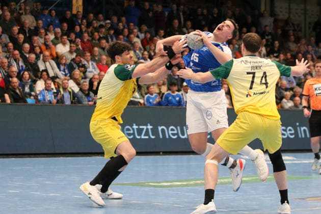 24.11.2025 Handball Herren 2025 2026 2. Bundesliga 12. Spieltag Dessau-Roßlauer HV 06 - VfL Eintracht Hagen Anhalt Arena Dessau Marcel Nowak (DRHV, blau) wird von Tilman Pröhl(Hagen, gelb, links) regelwidrig gestoppt. Josip Jukic (Hagen, gelb) schaut zu. Dessau-Roßlau Sachsen-Anhalt Deutschland