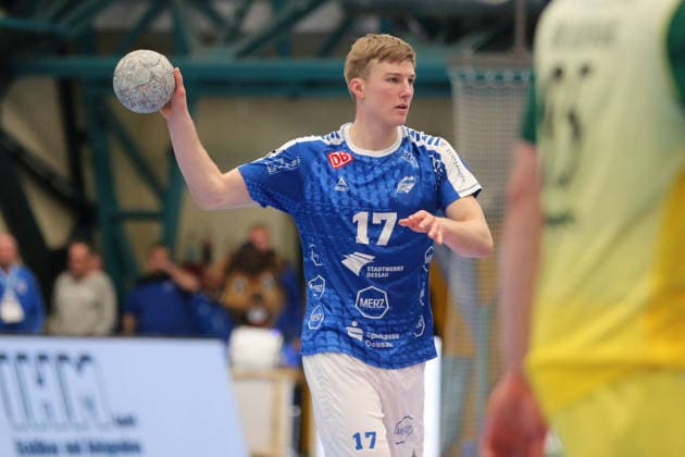 24.11.2025 Handball Herren 2025 2026 2. Bundesliga 12. Spieltag Dessau-Roßlauer HV 06 - VfL Eintracht Hagen Anhalt Arena Dessau Luka Baumgart (DRHV, blau) am Ball. Dessau-Roßlau Sachsen-Anhalt Deutschland