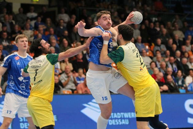 24.11.2025 Handball Herren 2025 2026 2. Bundesliga 12. Spieltag Dessau-Roßlauer HV 06 - VfL Eintracht Hagen Anhalt Arena Dessau Marcel Nowak (DRHV, blau) steigt zum Wurf auf und wird von Pouya Norouzinezhad (Hagen, gelb, links) und Philip Jungemann (Hagen, gelb, rechts) daran gehindert. Dessau-Roßlau Sachsen-Anhalt Deutschland
