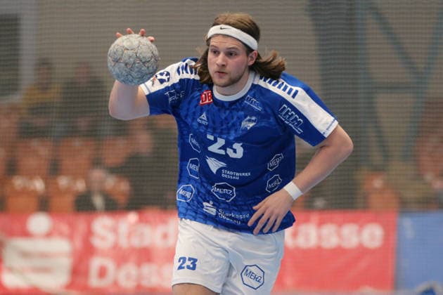24.11.2025 Handball Herren 2025 2026 2. Bundesliga 12. Spieltag Dessau-Roßlauer HV 06 - VfL Eintracht Hagen Anhalt Arena Dessau Mika Schüler (DRHV, blau) treibt den Ball nach vorne. Dessau-Roßlau Sachsen-Anhalt Deutschland