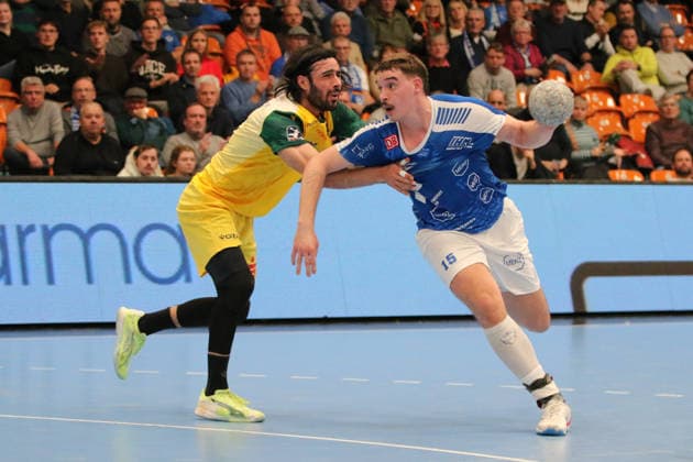 24.11.2025 Handball Herren 2025 2026 2. Bundesliga 12. Spieltag Dessau-Roßlauer HV 06 - VfL Eintracht Hagen Anhalt Arena Dessau Marcel Nowak (DRHV, blau) wird von Pouya Norouzinezhad (Hagen, gelb) angegriffen. Dessau-Roßlau Sachsen-Anhalt Deutschland