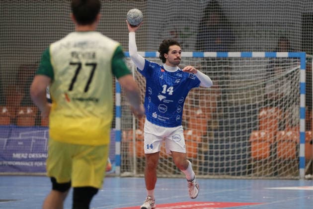 24.11.2025 Handball Herren 2025 2026 2. Bundesliga 12. Spieltag Dessau-Roßlauer HV 06 - VfL Eintracht Hagen Anhalt Arena Dessau Jakub Powarzynski (DRHV, blau) spielt einen Pass. Dessau-Roßlau Sachsen-Anhalt Deutschland