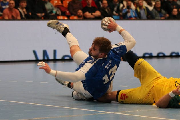24.11.2025 Handball Herren 2025 2026 2. Bundesliga 12. Spieltag Dessau-Roßlauer HV 06 - VfL Eintracht Hagen Anhalt Arena Dessau Valentin Neagu (DRHV, blau) wirft ein Tor im liegen. Dessau-Roßlau Sachsen-Anhalt Deutschland