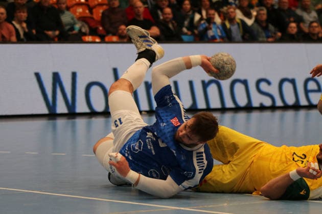 24.11.2025 Handball Herren 2025 2026 2. Bundesliga 12. Spieltag Dessau-Roßlauer HV 06 - VfL Eintracht Hagen Anhalt Arena Dessau Valentin Neagu (DRHV, blau) wirft ein Tor im liegen. Dessau-Roßlau Sachsen-Anhalt Deutschland