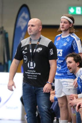 24.11.2025 Handball Herren 2025 2026 2. Bundesliga 12. Spieltag Dessau-Roßlauer HV 06 - VfL Eintracht Hagen Anhalt Arena Dessau Vanja Radic, Trainer des DRHV. Hinter ihm steht Mika Schüler (23). Daneben sitzt Jakub Powarzynski (Kopf). Dessau-Roßlau Sachsen-Anhalt Deutschland