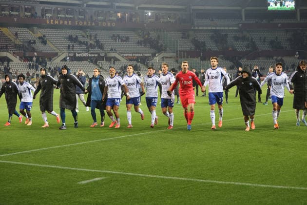 ComoÕs team celebrates victori after the Serie A soccer match between Torino Fc and Como at the Stadio Olimpico Grande Torino in Turin, north west Italy - November 24, 2025. - Soccer  Copyright: xAntonioxSaia LaPressex