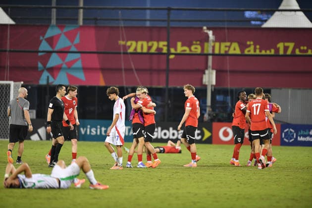 SOCCER - 2025 FIFA U17, U 17 World Cup DOHA,QATAR,24.NOV.25 - SOCCER - FIFA Under 17 World Cup Qatar 2025, Austria vs Italy. Image shows the rejoicing of team AUT.  GEPAxpictures xRanjithxKumar