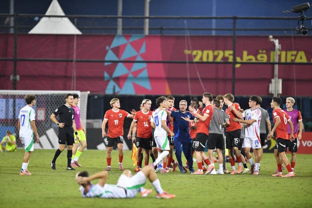 SOCCER - 2025 FIFA U17, U 17 World Cup DOHA,QATAR,24.NOV.25 - SOCCER - FIFA Under 17 World Cup Qatar 2025, Austria vs Italy. Image shows both teams. Keywords: fight.  GEPAxpictures xRanjithxKumar