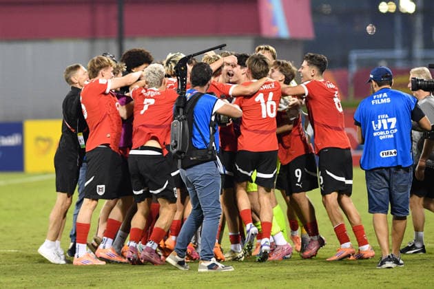 SOCCER - 2025 FIFA U17, U 17 World Cup DOHA,QATAR,24.NOV.25 - SOCCER - FIFA Under 17 World Cup Qatar 2025, Austria vs Italy. Image shows the rejoicing of team AUT.  GEPAxpictures xRanjithxKumar