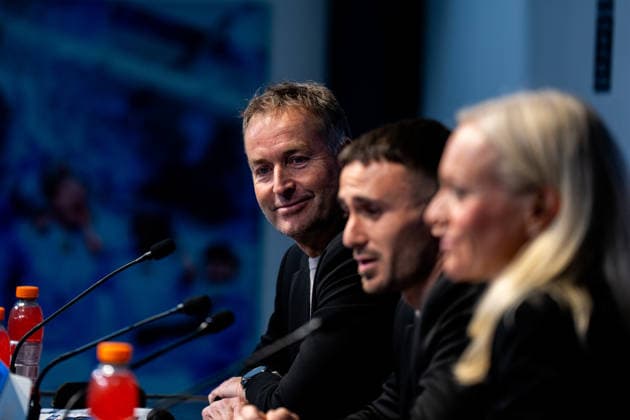 MANCHESTER, ENGLAND - NOVEMBER 24: Bayer 04 Leverkusen head coach Kasper Hjulmand, Aleix Garcia of Bayer 04 Leverkusen during a press conference, PK, Pressekonferenz ahead of the UEFA Champions League 2025 26 League Phase MD5 match between Manchester City and Bayer 04 Leverkusen at the City of Manchester Stadium on November 24, 2025 in Manchester, England. (Photo by Rene Nijhuis) SPO  Copyright: xRenexNijhuis