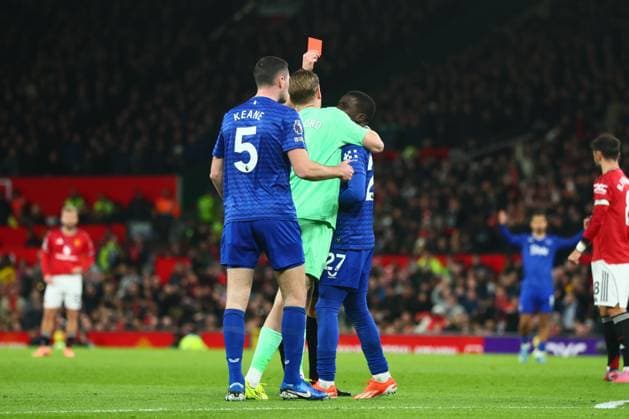 Idrissa Gueye of Everton is sent off after clashing with Michael Keane of Everton Manchester United, ManU v Everton, Premier League, Football, Old Trafford, Manchester, UK - 24 Nov 2025Manchester Old Trafford United Kingdom EDITORIAL USE ONLY No use with unauthorised audio, video, data, fixture lists, club league logos or live services. Online in-match use limited to 120 images, no video emulation. No use in betting, games or single club league player publications. Copyright: xPaulxCurrie Shutterstockx 15918214bg