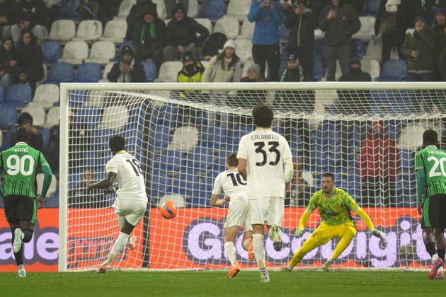 Pisa™s M Bala Nzola goal 0-1 during the Serie A soccer match between Sassuolo and Pisa at the Mapei Stadium CittÃ del Tricolore in Reggio Emilia, north Italy - Monday, November 24, 2025 - - Soccer -  Copyright: xMassimoxPaolone LaPressex