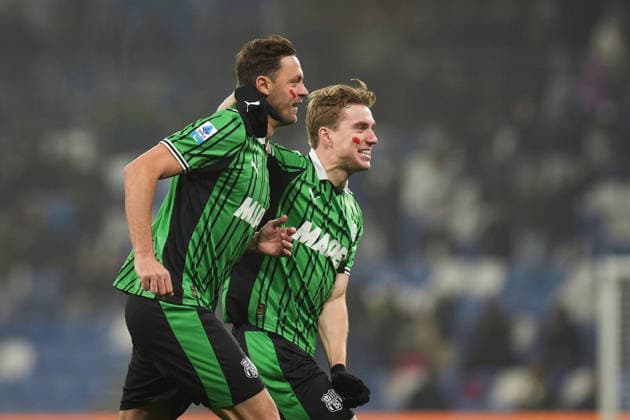 Sassuolo™s Nemanja Matic celebrates after scoring the 1-1 goal for his team during the Serie A soccer match between Sassuolo and Pisa at the Mapei Stadium CittÃ del Tricolore in Reggio Emilia, north Italy - Monday, November 24, 2025 - - Soccer -  Copyright: xMassimoxPaolone LaPressex