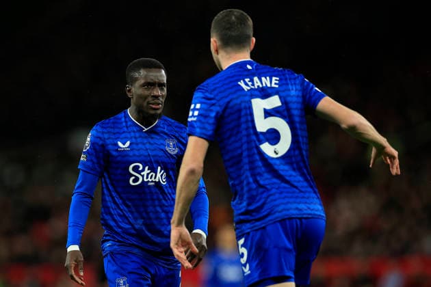 Manchester United, ManU v Everton Premier League 24 11 2025. Idrissa Gueye (27) of Everton hits out at Michael Keane (5) of Everton and bis sent off during the Premier League match between Manchester United and Everton at Old Trafford, Manchester, England on 24 November 2025. Manchester Old Trafford Greater Manchester England Editorial use only DataCo restrictions apply See www.football-dataco.com , Copyright: xConorxMolloyx PSI-23262-0035