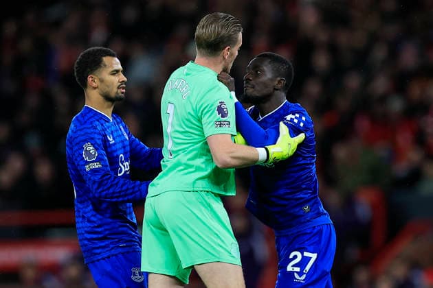 Manchester United, ManU v Everton Premier League 24 11 2025. Jordan Pickford (1) of Everton tries to calm Idrissa Gueye (27) of Everton who is sent off by Referee Tony Harrington during the Premier League match between Manchester United and Everton at Old Trafford, Manchester, England on 24 November 2025. Manchester Old Trafford Greater Manchester England Editorial use only DataCo restrictions apply See www.football-dataco.com , Copyright: xConorxMolloyx PSI-23262-0039