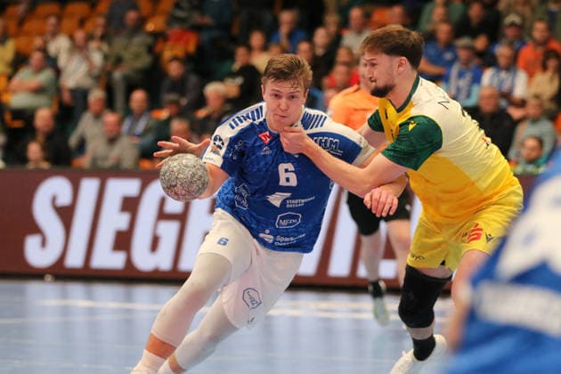 24.11.2025 Handball Herren 2025 2026 2. Bundesliga 12. Spieltag Dessau-Roßlauer HV 06 - VfL Eintracht Hagen Anhalt Arena Dessau Josip Jukic (Hagen, gelb) versucht Fritz-Leon Haake (DRHV, blau) aufzuhalten. Dessau-Roßlau Sachsen-Anhalt Deutschland