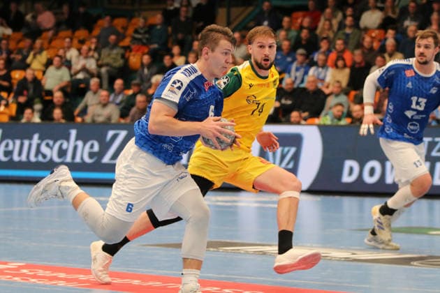 24.11.2025 Handball Herren 2025 2026 2. Bundesliga 12. Spieltag Dessau-Roßlauer HV 06 - VfL Eintracht Hagen Anhalt Arena Dessau Fritz-Leon Haake (DRHV, blau) mit Zug zum Tor. Josip Jukic (Hagen, gelb) kann ihn nicht mehr erreichen. Dessau-Roßlau Sachsen-Anhalt Deutschland