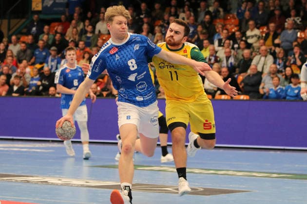 24.11.2025 Handball Herren 2025 2026 2. Bundesliga 12. Spieltag Dessau-Roßlauer HV 06 - VfL Eintracht Hagen Anhalt Arena Dessau Julius Drachau (DRHV, blau) wird von Andre Alves (Hagen, gelb) angegriffen. Dessau-Roßlau Sachsen-Anhalt Deutschland
