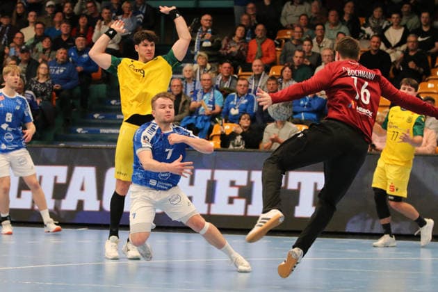 24.11.2025 Handball Herren 2025 2026 2. Bundesliga 12. Spieltag Dessau-Roßlauer HV 06 - VfL Eintracht Hagen Anhalt Arena Dessau Pascal Bochmann (Hagen, rot) hält einen Ball von Carl-Phillip Haake (DRHV, blau). Dessau-Roßlau Sachsen-Anhalt Deutschland