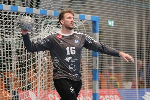 24.11.2025 Handball Herren 2025 2026 2. Bundesliga 12. Spieltag Dessau-Roßlauer HV 06 - VfL Eintracht Hagen Anhalt Arena Dessau Philip Ambrosius (DRHV, grau) spielt einen Pass. Dessau-Roßlau Sachsen-Anhalt Deutschland