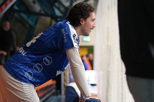 24.11.2025 Handball Herren 2025 2026 2. Bundesliga 12. Spieltag Dessau-Roßlauer HV 06 - VfL Eintracht Hagen Anhalt Arena Dessau Jakub Powarzynski (DRHV, blau) hat die rote Karte gesehen und fiebert hinter dem Fangnetz mit seinem Team mit. Dessau-Roßlau Sachsen-Anhalt Deutschland