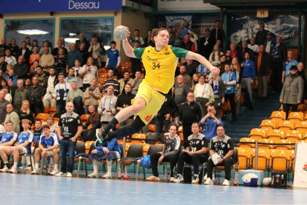 24.11.2025 Handball Herren 2025 2026 2. Bundesliga 12. Spieltag Dessau-Roßlauer HV 06 - VfL Eintracht Hagen Anhalt Arena Dessau Linus Kutz (Hagen, gelb) beim Torwurf. Dessau-Roßlau Sachsen-Anhalt Deutschland