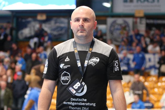 24.11.2025 Handball Herren 2025 2026 2. Bundesliga 12. Spieltag Dessau-Roßlauer HV 06 - VfL Eintracht Hagen Anhalt Arena Dessau Vanja Radic, Trainer des DRHV, nach dem Sieg gegen Hagen. Dessau-Roßlau Sachsen-Anhalt Deutschland