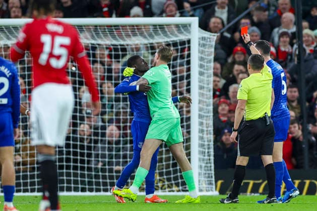 Manchester United, ManU v Everton, Premier League Everton midfielder Idrissa Gueye (27) sent off, red card during the Manchester United v Everton Premier League match at Old Trafford, Manchester, England on 24 November 2025 Credit: Phil Duncan Every Second Media Editorial use only. All images are copyright Every Second Media Limited. No images may be reproduced without prior permission. All rights reserved. Premier League and Football League images are subject to licensing agreements with Football DataCo Limited. see https: www.football-dataco.com Copyright: xIMAGO EveryxSecondxMediax ESM-1675-0022 PhilxDuncanx xEveryxSecondxMediax