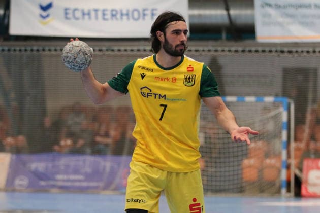 24.11.2025 Handball Herren 2025 2026 2. Bundesliga 12. Spieltag Dessau-Roßlauer HV 06 - VfL Eintracht Hagen Anhalt Arena Dessau Pouya Norouzinezhad (Hagen, gelb) sucht eine Anspielstation. Dessau-Roßlau Sachsen-Anhalt Deutschland