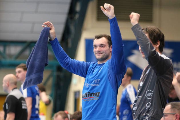 24.11.2025 Handball Herren 2025 2026 2. Bundesliga 12. Spieltag Dessau-Roßlauer HV 06 - VfL Eintracht Hagen Anhalt Arena Dessau Fynn Gonschor (DRHV, blau) bejubelt einen gehaltenen Ball. Dessau-Roßlau Sachsen-Anhalt Deutschland