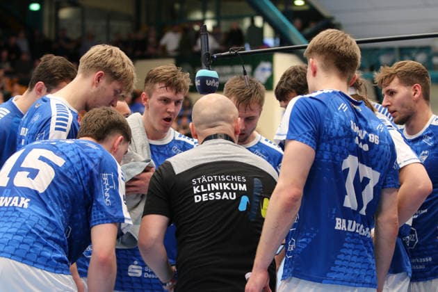 24.11.2025 Handball Herren 2025 2026 2. Bundesliga 12. Spieltag Dessau-Roßlauer HV 06 - VfL Eintracht Hagen Anhalt Arena Dessau Auszeit des DRHV. Dessau-Roßlau Sachsen-Anhalt Deutschland