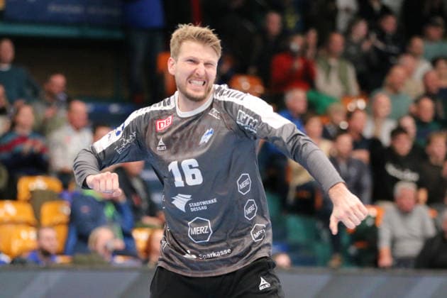 24.11.2025 Handball Herren 2025 2026 2. Bundesliga 12. Spieltag Dessau-Roßlauer HV 06 - VfL Eintracht Hagen Anhalt Arena Dessau Philip Ambrosius (DRHV, grau) jubelt über einen gehaltenen Siebenmeter. Dessau-Roßlau Sachsen-Anhalt Deutschland