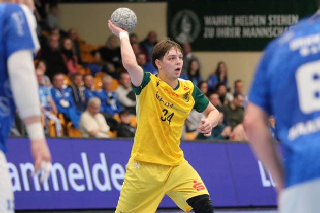 24.11.2025 Handball Herren 2025 2026 2. Bundesliga 12. Spieltag Dessau-Roßlauer HV 06 - VfL Eintracht Hagen Anhalt Arena Dessau Linus Kutz (Hagen, gelb) spielt einen Pass. Dessau-Roßlau Sachsen-Anhalt Deutschland