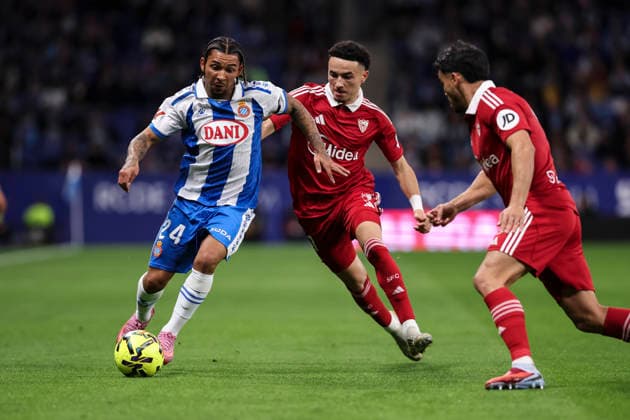 November 24, 2025, Cornella, Barcelona, SPAIN: Tyrhys Dolan of RCD Espanyol and Ruben Vargas of Sevilla FC compete for the ball during the Spanish league, La Liga EA Sports, football match played between RCD Espanyol and Sevilla FC at RCDE Stadium on November 24, 2025 in Cornella, Barcelona, Spain. Cornella SPAIN - ZUMAa181 20251124_zaa_a181_051 Copyright: xJavierxBorregox
