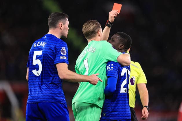 Football - Premier League - Manchester United, ManU v Everton 24th November 2025 - Premier League - Manchester United v Everton - Everton goalkeeper Jordan Pickford pulls Idrissa Gueye of Everton away as referee Tony Harrington shows him a red card for clashing with teammate Michael Keane - Photo: Simon Stacpoole Offside. Manchester UK Copyright: xSimonxStacpoolexOffside