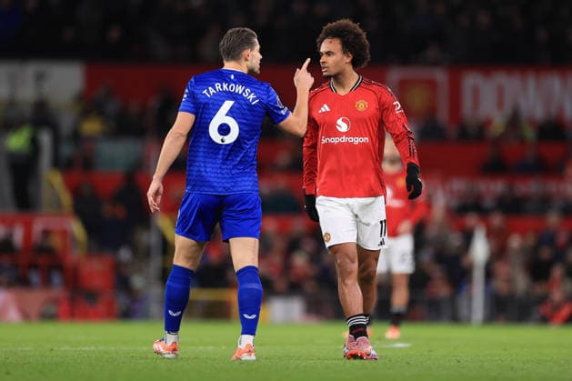 Football - Premier League - Manchester United, ManU v Everton 24th November 2025 - Premier League - Manchester United v Everton - James Tarkowski of Everton speaks with Joshua Zirkzee of Manchester United - Photo: Simon Stacpoole Offside. Manchester UK Copyright: xSimonxStacpoolexOffside
