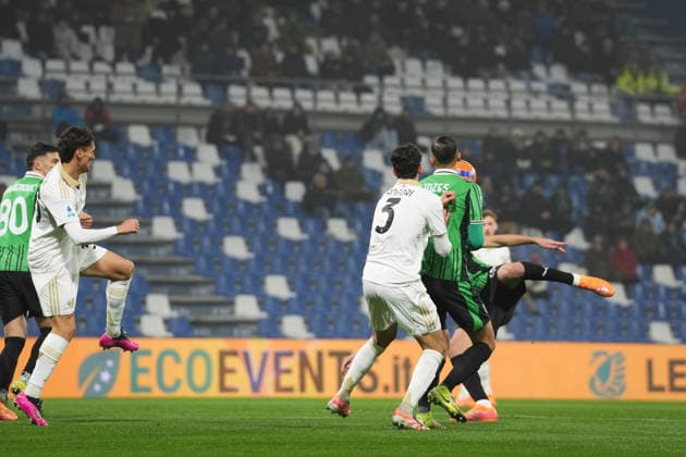SassuoloÕs Nemanja Matic goal 1-1 during the Serie A soccer match between Sassuolo and Pisa at the Mapei Stadium Cittˆ del Tricolore in Reggio Emilia, north Italy - Monday, November 24, 2025 - - Soccer -  Copyright: xMassimoxPaolone LaPressex