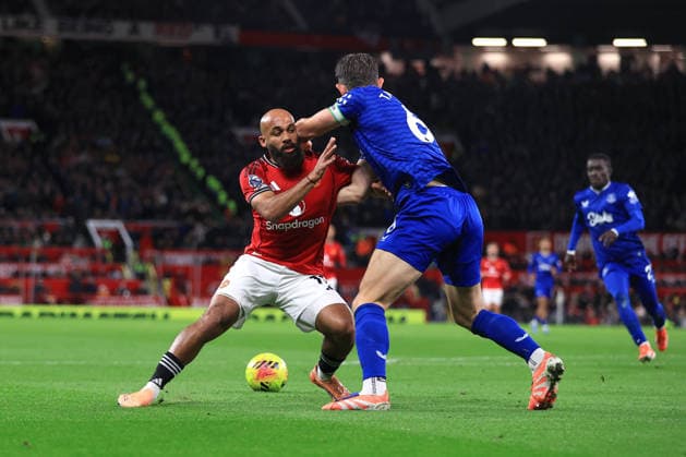Football - Premier League - Manchester United, ManU v Everton 24th November 2025 - Premier League - Manchester United v Everton - Bryan Mbeumo of Manchester United and James Tarkowski of Everton - Photo: Simon Stacpoole Offside. Manchester UK Copyright: xSimonxStacpoolexOffside