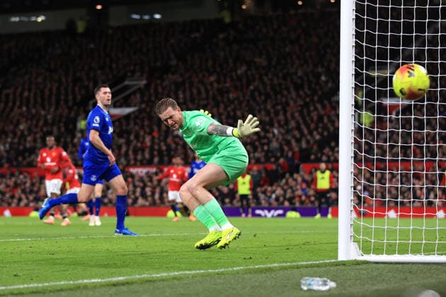 Football - Premier League - Manchester United, ManU v Everton 24th November 2025 - Premier League - Manchester United v Everton - Everton goalkeeper Jordan Pickford reacts as the ball goes wide - Photo: Simon Stacpoole Offside. Manchester UK Copyright: xSimonxStacpoolexOffside