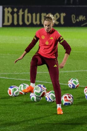 24.11.2025, xgrfx, Fussball DFB Medientermine, DFB Deutsche Frauennationalmannschaft - Training v.l. Laura Freigang (Deutsche Frauennationalmannschaft) (DFL DFB REGULATIONS PROHIBIT ANY USE OF PHOTOGRAPHS as IMAGE SEQUENCES and or QUASI-VIDEO) Frankfurt am Main