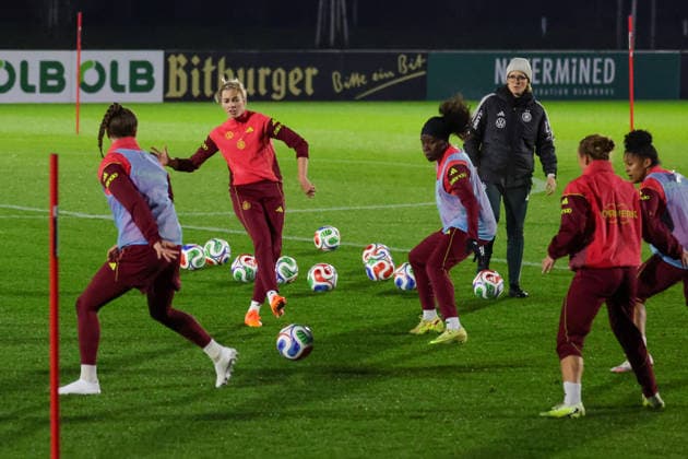 24.11.2025, xgrfx, Fussball DFB Medientermine, DFB Deutsche Frauennationalmannschaft - Training v.l. Ena Mahmutovic, Laura Freigang, Nicole Anyomi, Lisanne Gräwe (Deutsche Frauennationalmannschaft) (DFL DFB REGULATIONS PROHIBIT ANY USE OF PHOTOGRAPHS as IMAGE SEQUENCES and or QUASI-VIDEO) Frankfurt am Main