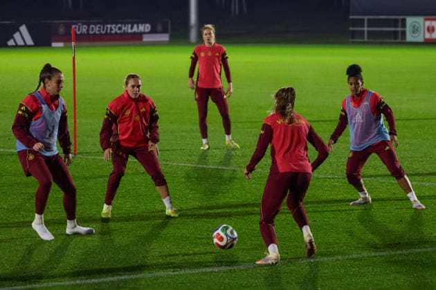 24.11.2025, xgrfx, Fussball DFB Medientermine, DFB Deutsche Frauennationalmannschaft - Training v.l. Ena Mahmutovic, Lisanne Gräwe, Jule Brand, Shkeira Martinez (Deutsche Frauennationalmannschaft) (DFL DFB REGULATIONS PROHIBIT ANY USE OF PHOTOGRAPHS as IMAGE SEQUENCES and or QUASI-VIDEO) Frankfurt am Main